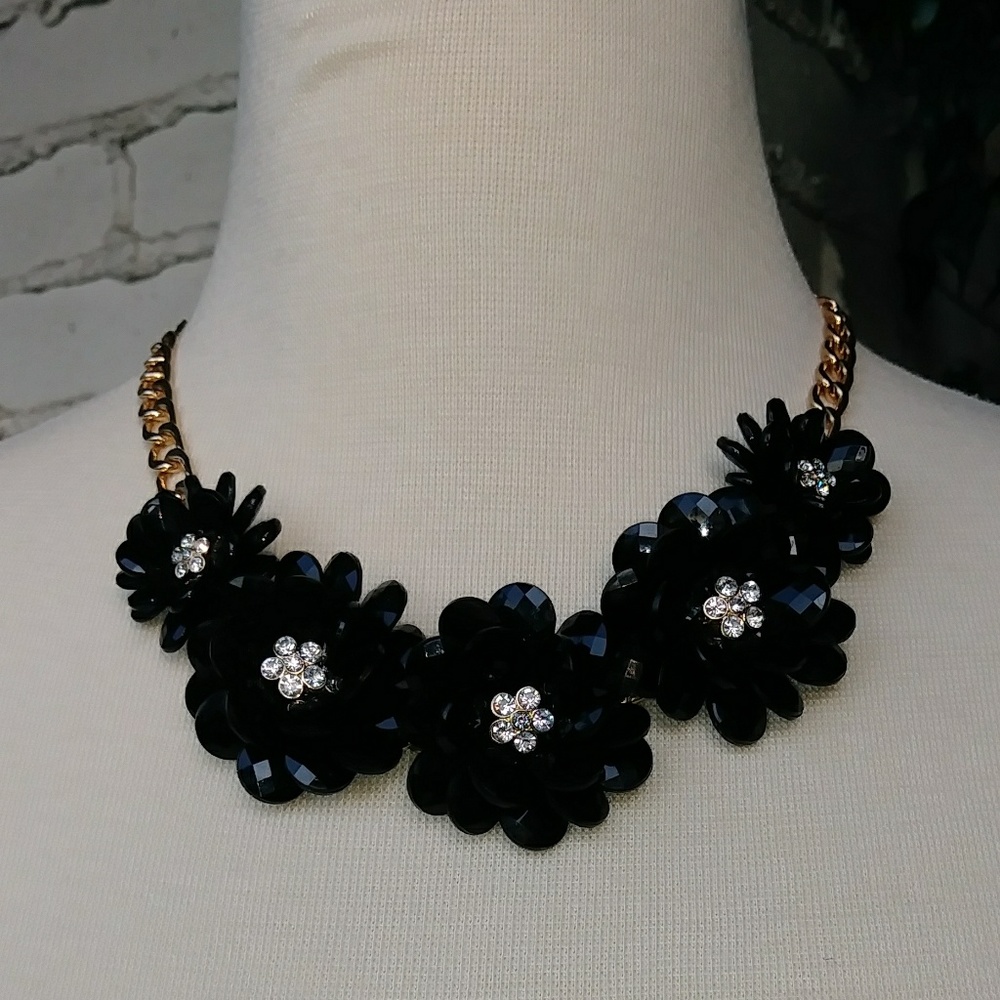 Stunning gold W/black Lucite flower necklace NWOT